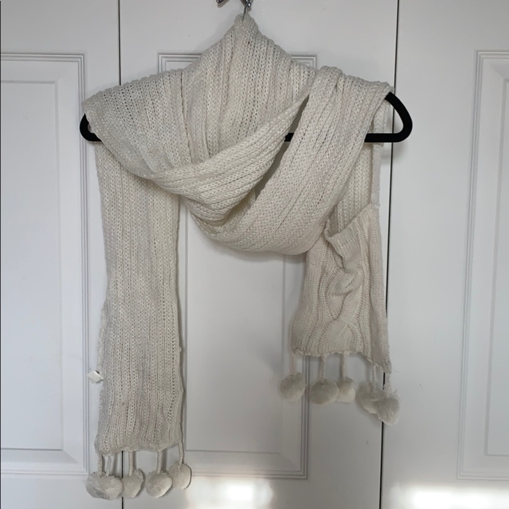 White fashion scarf with small pockets